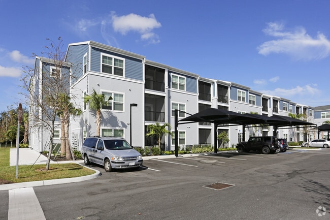 Building Photo - Fountain Lake Bradenton