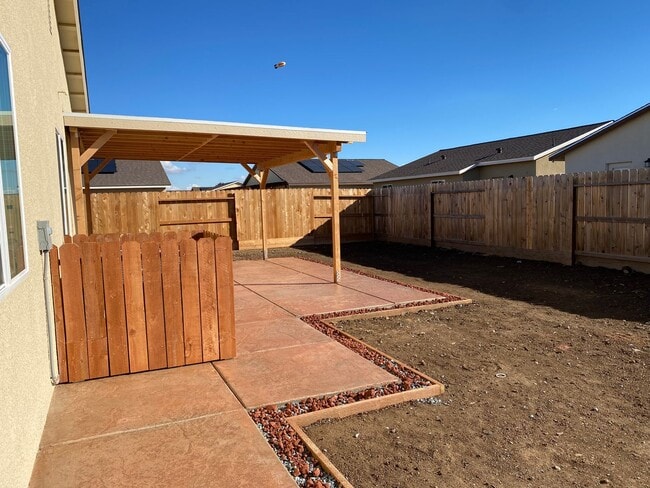 Building Photo - Modern 3-Bedroom, 2-Bath Home with Spaciou...