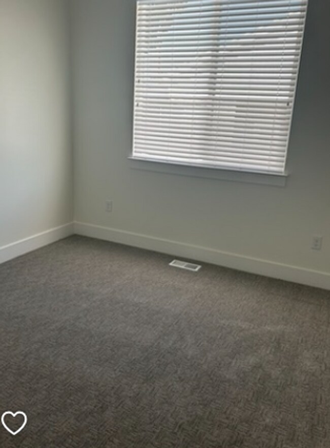 Building Photo - For Rent in Pleasant Grove – 6-Bedroom Bea...