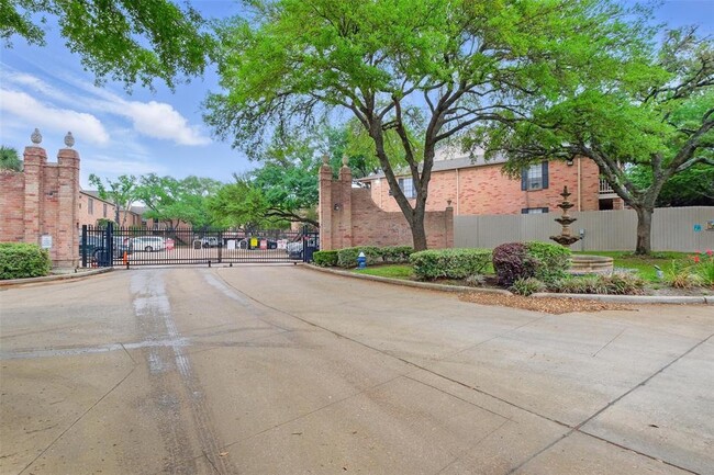 Building Photo - 2255 Braeswood Park Dr