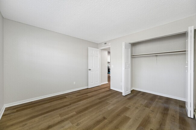 Building Photo - Newly Renovated 2 Bed-1 Bath Apartment wit...