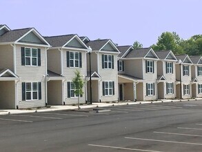 Building Photo - 3 Bedroom 3 bathroom Townhome!