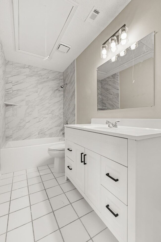 Building Photo - Updated 4 Bedroom 2 Bath Home - Open to Section 8