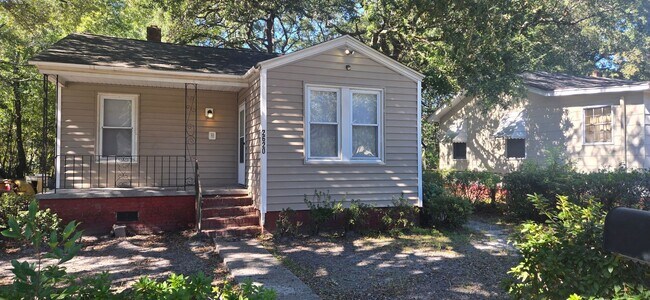 Building Photo - Cozy 3 Bedroom House Available!