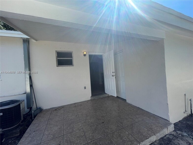 Building Photo - 534 NW 23rd Ave