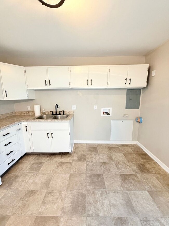 Building Photo - 620 High School Dr