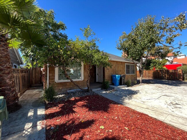 Building Photo - Great Student Housing.  3bd (Has been converted to 4 bedroom in past) 3bath house a block and a h...