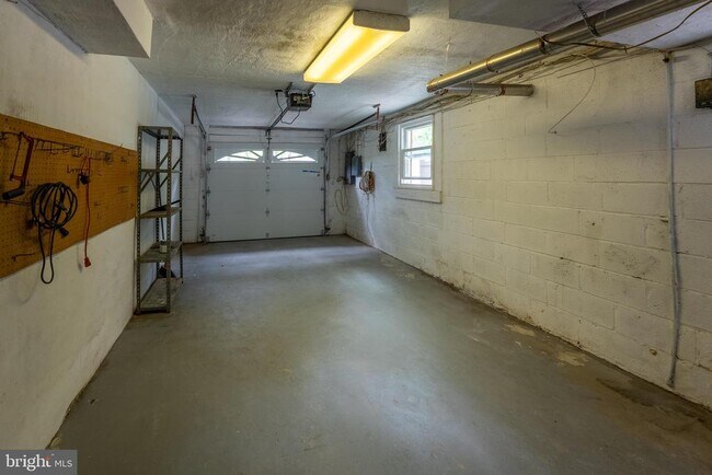 Building Photo - 6438 Woodville Dr