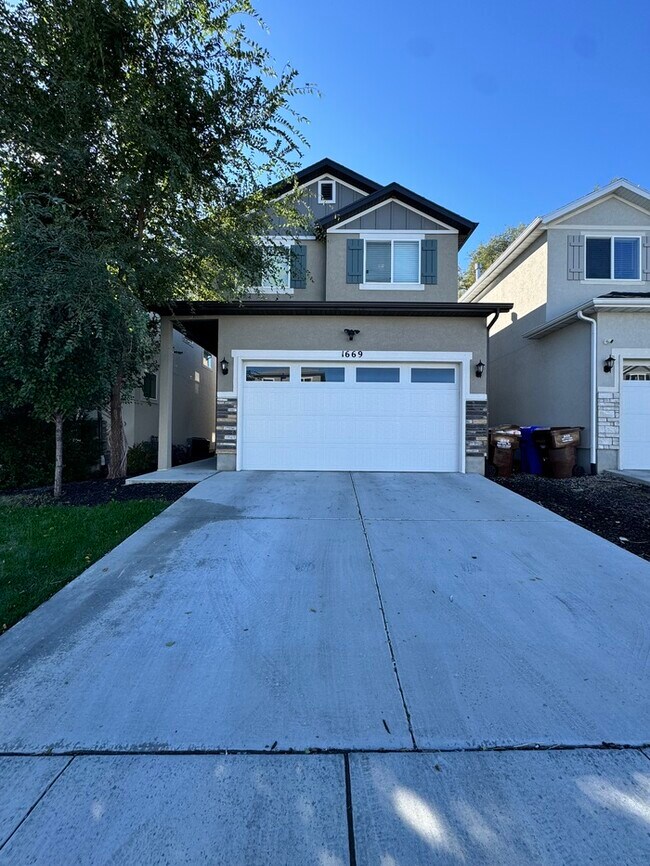 Building Photo - Your Next Home Awaits!