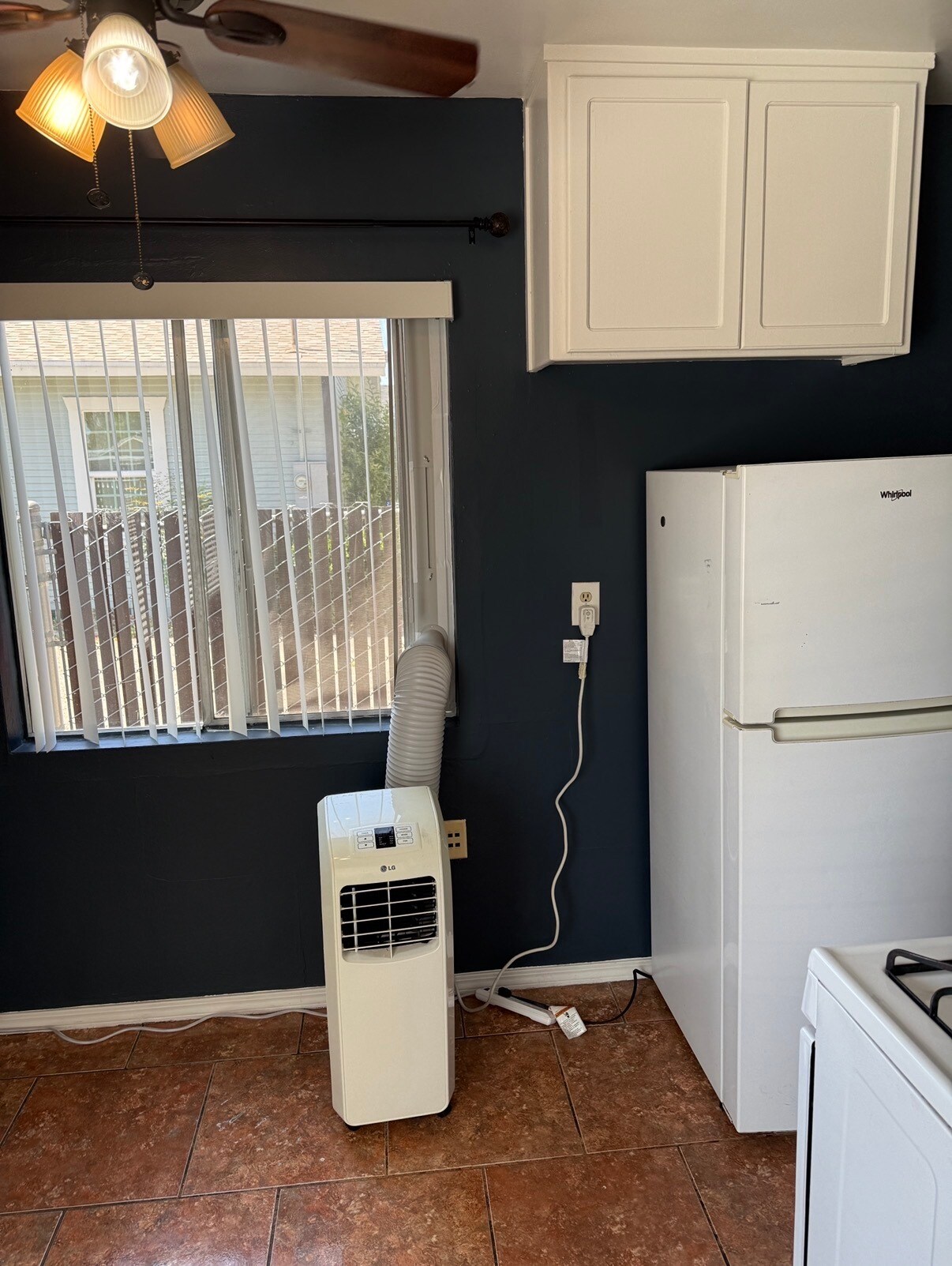 Building Photo - 4068 Oakcrest Dr