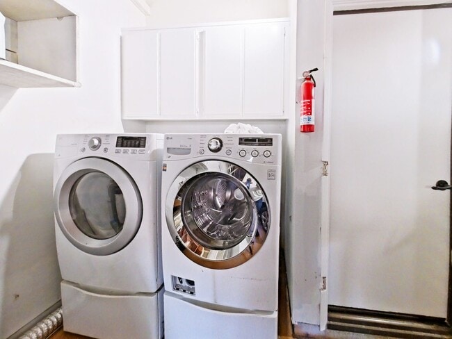 Building Photo - Charming 2-Bedroom Single-Story Furnished ...