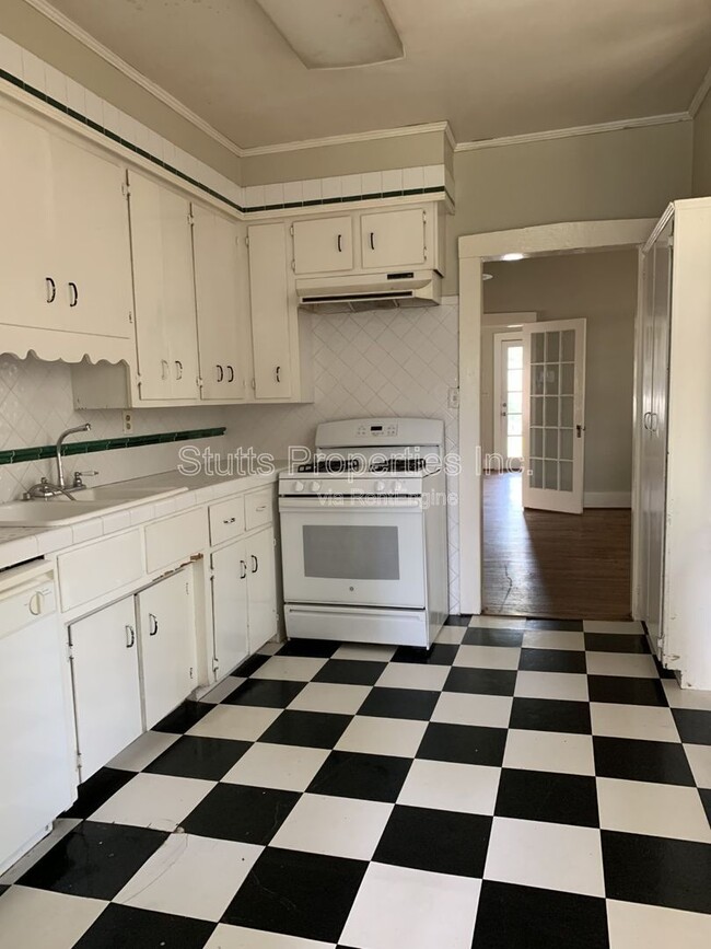 Building Photo - 713 Meridian St