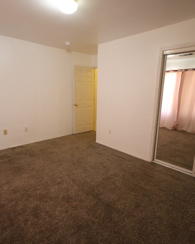 Building Photo - Spacious Beautiful 4-bedroom, 2-bath single-family home in Northwest Bakersfield, Move In Today!