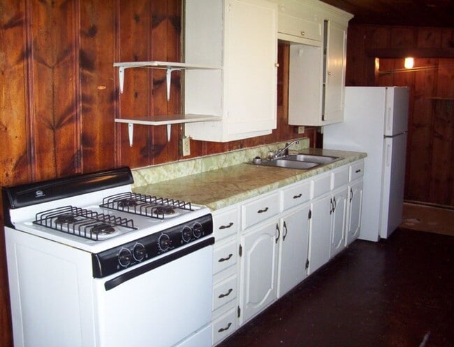 Building Photo - Cozy 2 bedroom house in middle of Springfi...