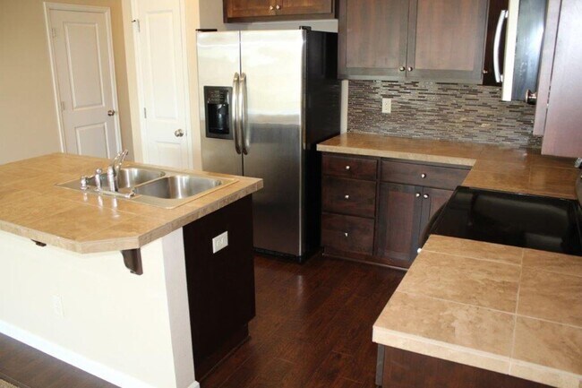 Building Photo - Beautiful 3 Bed/ 2.5 Bath Townhome w/ Gas ...