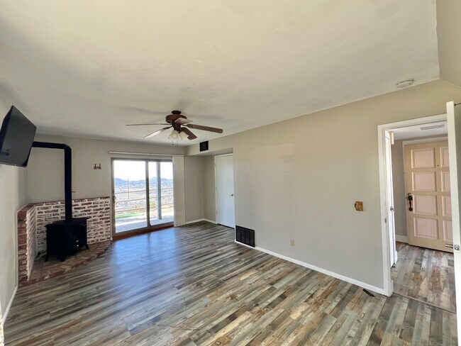 Building Photo - 27030 Oakflat Dr