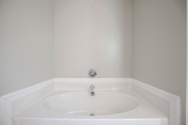 Building Photo - Pet Friendly Three Bedroom!