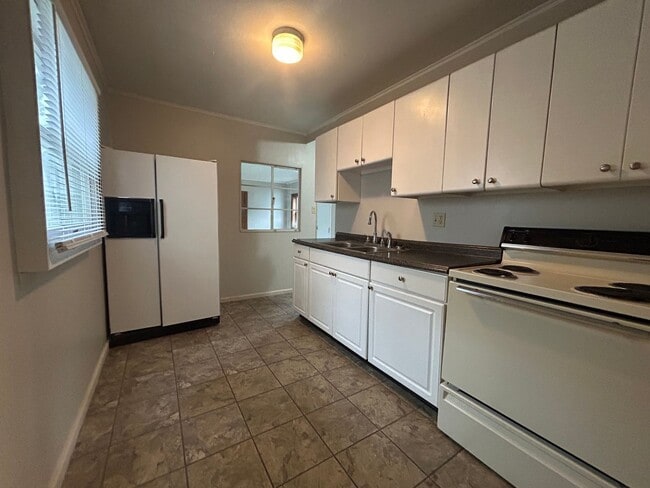 Building Photo - Nice 2 Bedroom / 1 Bathroom Unit - Great L...