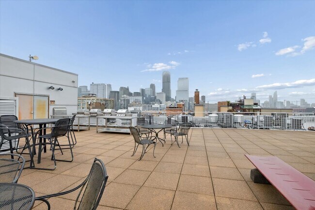 Building Photo - 933 W Van Buren St