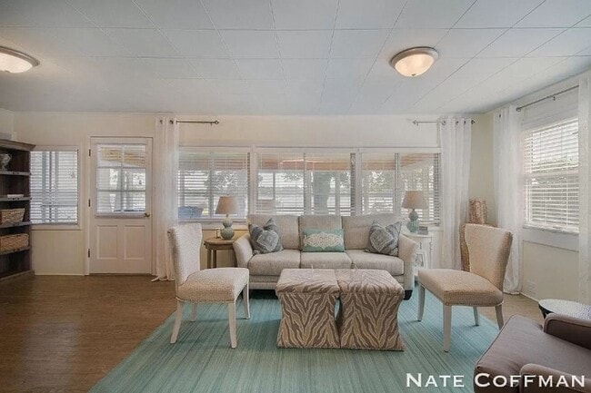 Building Photo - Lakefront 4 bed 2 bath home