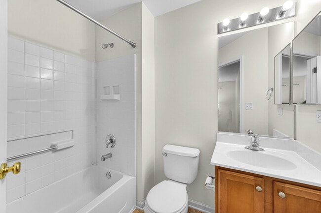 Building Photo - 1114 N Claremont Dr