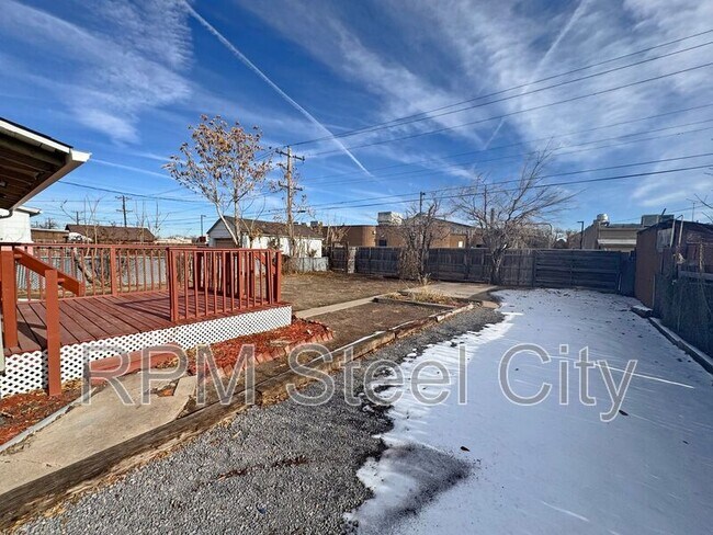 Building Photo - 1626 E Routt Ave