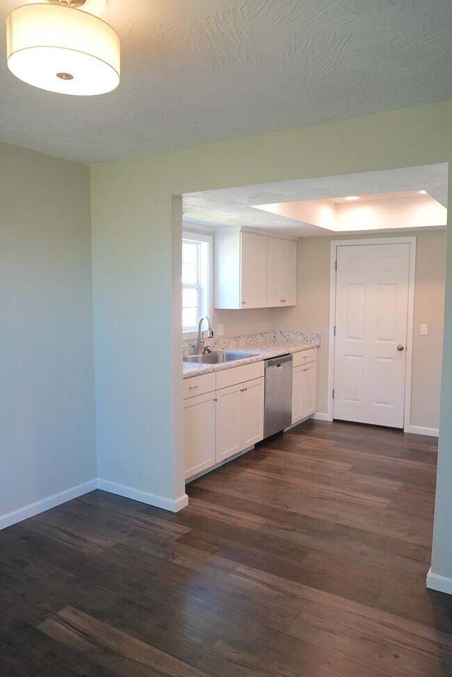 Building Photo - Adorable 3-Bed, 2-Bath Home with 2-Car Garage in Prime Location!