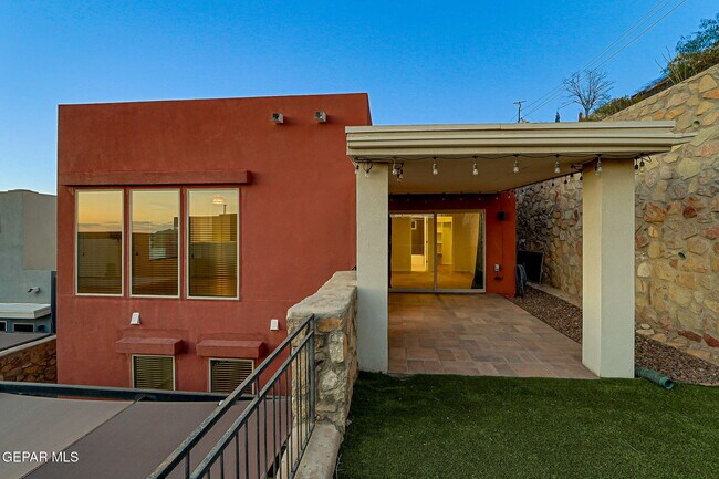 Building Photo - 4016 Camelot Heights Dr