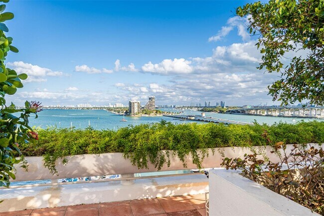 Building Photo - 1717 N Bayshore Dr