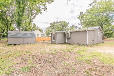 Building Photo - "Charming 2-Bedroom Retreat with Huge Yard...