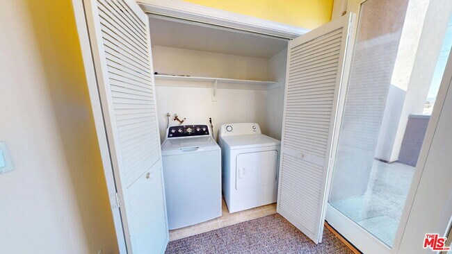 Building Photo - 11622 Oxnard St