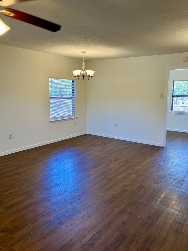 Building Photo - 144 W Hickory Dr