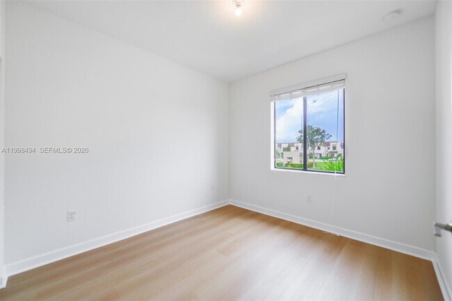 Building Photo - 640 NE 207th St