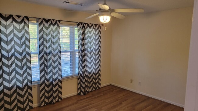 Building Photo - 343 Leisure Ct