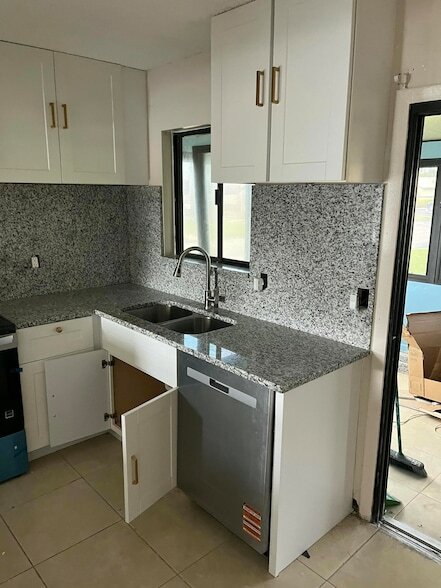 Building Photo - 602 SW Jeanne St