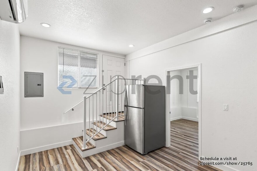 Building Photo - Unit B