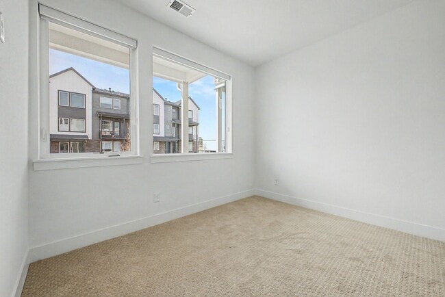 Building Photo - 689 Saddle Dr