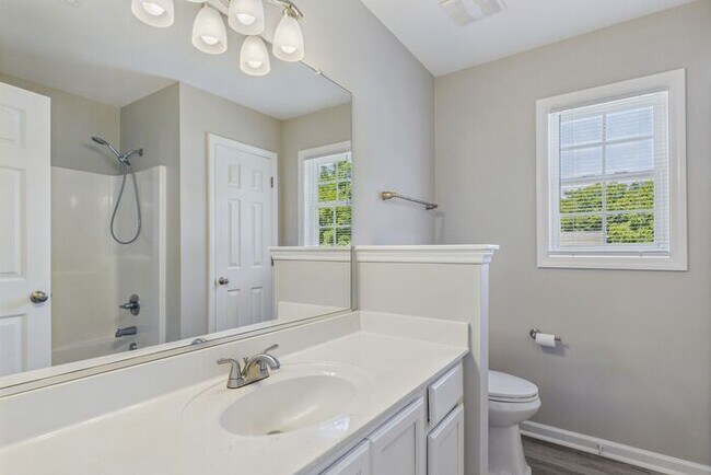 Building Photo - Beautifully Updated 3-Bedroom Home in Gree...