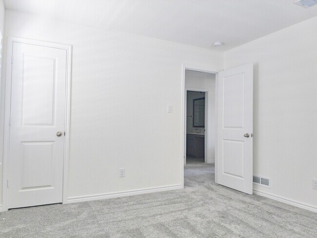 Building Photo - 3865 Bentwood Way