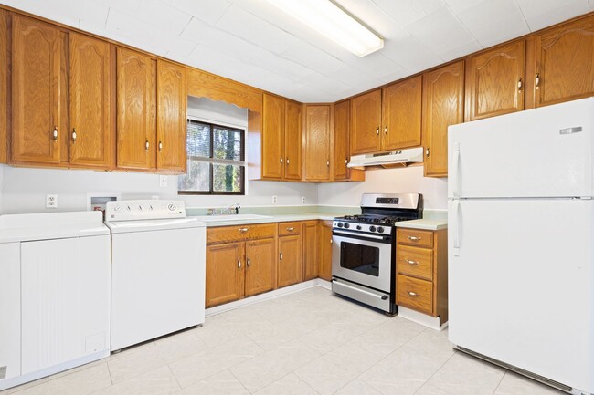 Building Photo - Charming 3 Bedroom brick ranch!