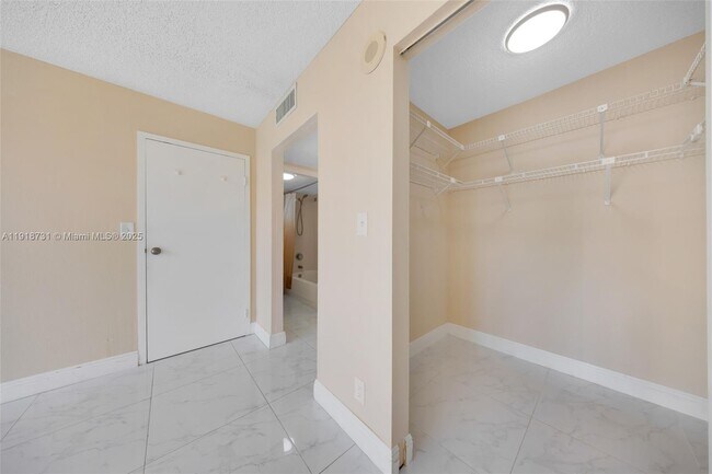 Building Photo - 17011 N Bay Rd