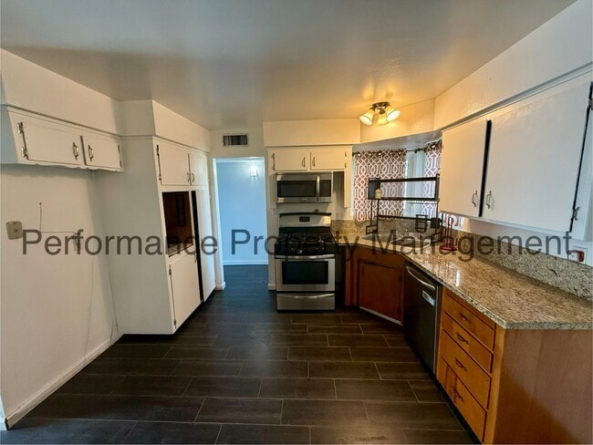 Building Photo - Cute 3 Bed/2 Bath Home in Taft w/ $0 Deposit Option