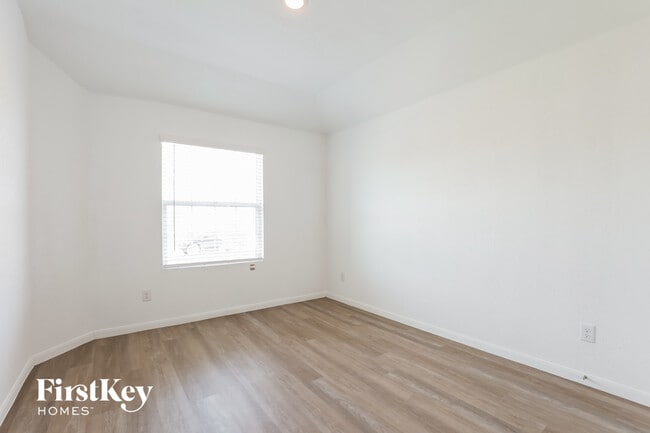 Building Photo - 10719 Vinateros Dr