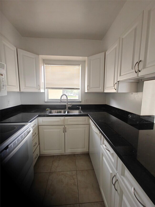 Building Photo - 2933 NW 89th Terrace