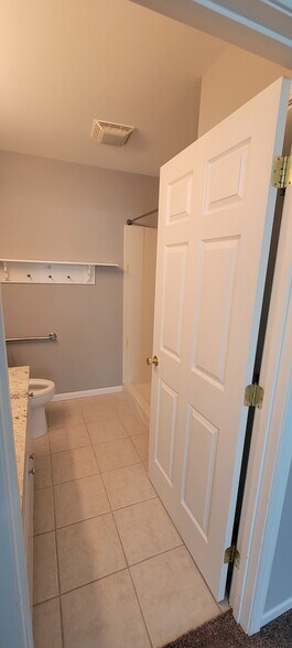 Primary bathroom - 10371 Player St