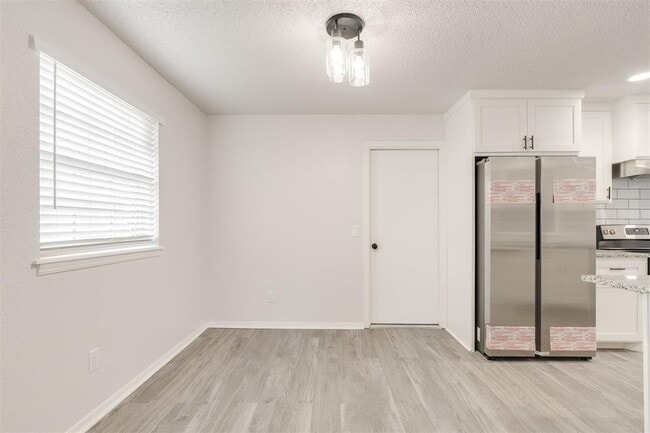 Building Photo - 11715 N Francis Ave