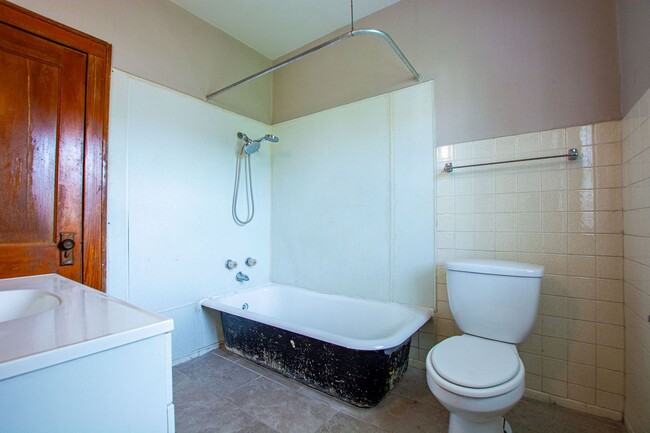 Building Photo - 2202 Wirt St