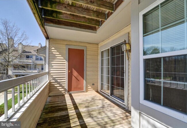 Building Photo - 302 Trinity Ct