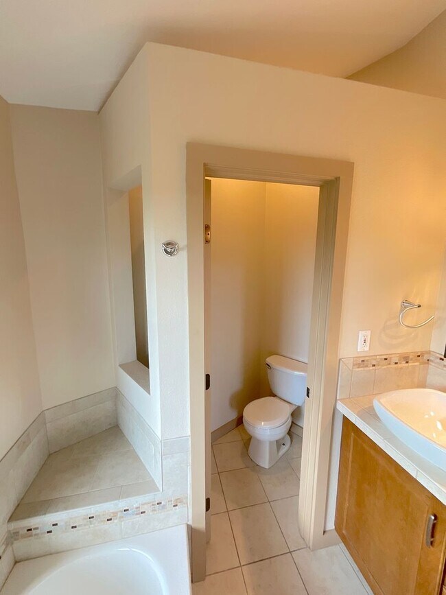 Building Photo - 5 Bedroom Home, 4.61 Acres, Available Near W Woodmen Rd & Westwood Rd!