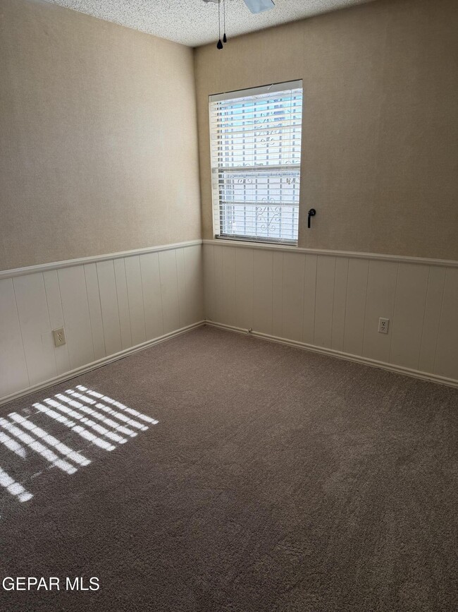 Building Photo - 320 Thunderbird Dr